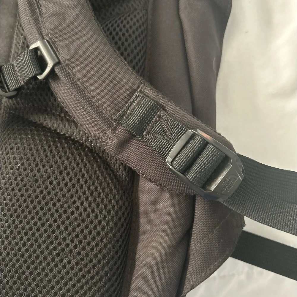 The North Face Black Pivoter Backpack - Picture 10 of 12